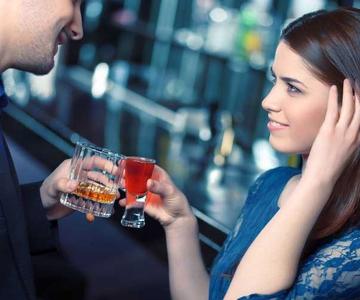 Errores de coqueteo y consejos para conocer chicas en un bar