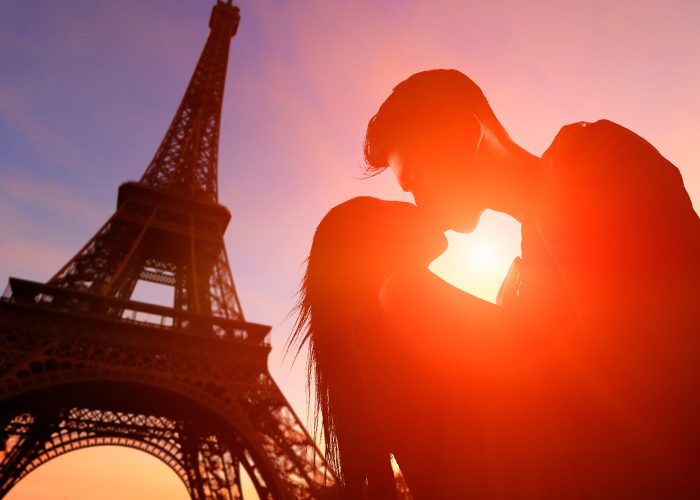 Cómo besar a una chica con lengua: Consejos para el beso francés