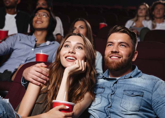 Consejos para las citas de películas: Cómo una visita al cine puede provocar un coqueteo serio